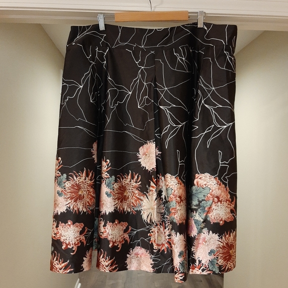 Taking Shape box pleat flowered skirt - 20 - Picture 2 of 5